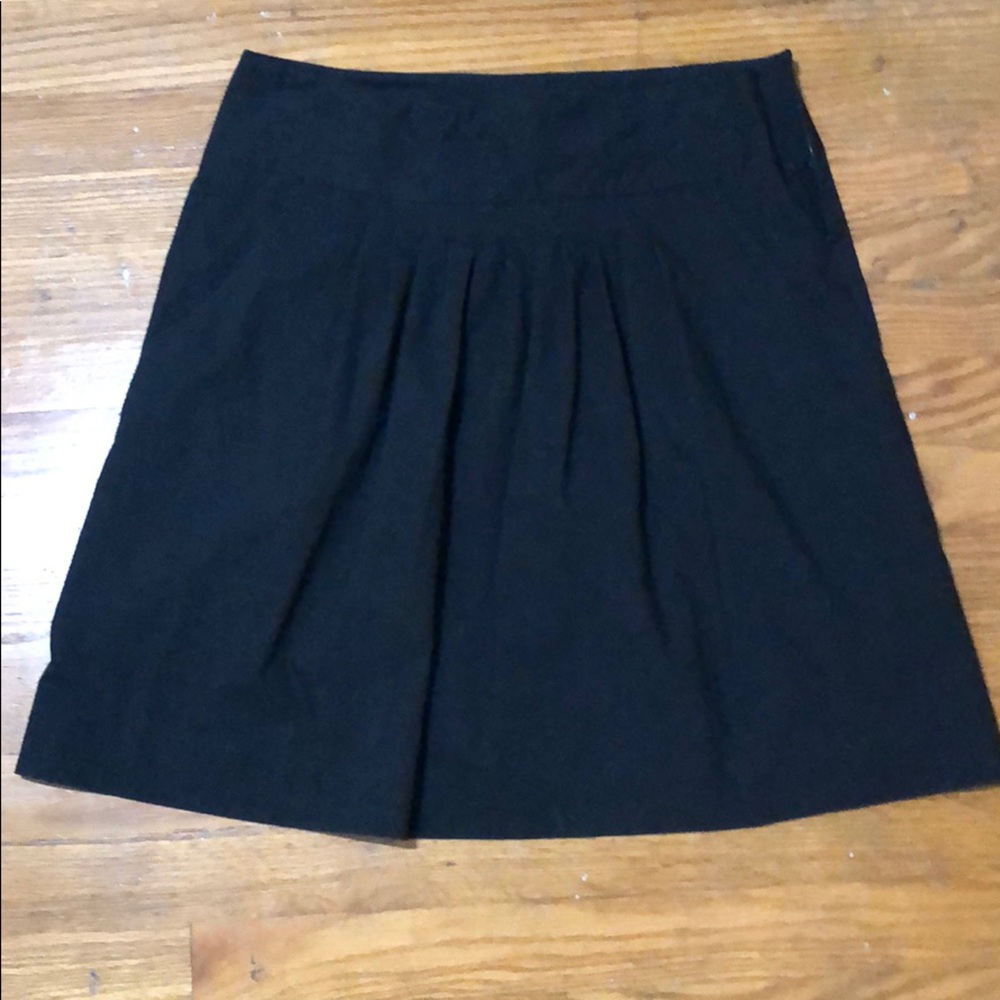 Theory black pleated skirt with POCKETS!